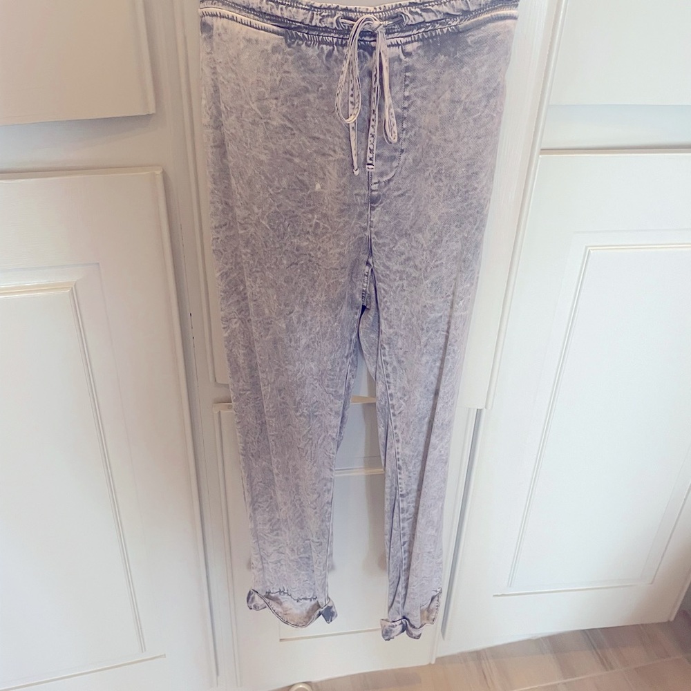 XCVI cropped pants. Size small. Acid wash blue.